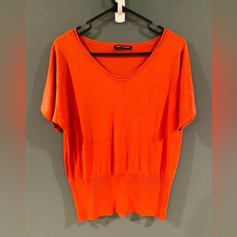 Cable and Gauge Burnt Orange Top. Very good used condition. Size Medium.